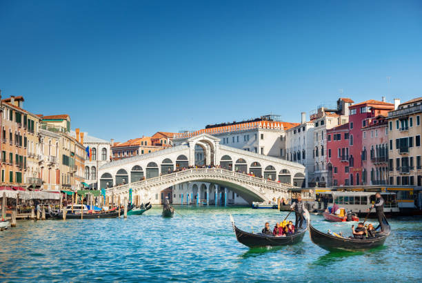 canal grande in venedig - romantic scene fotos stock-fotos und bilder