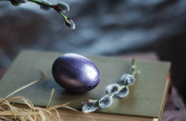 um buquê de salgueiro e ovos de páscoa em um ninho em um fundo de madeira. o conceito de uma feliz páscoa brilhante. - close up table brown dieting - fotografias e filmes do acervo