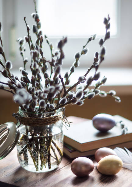 um buquê de salgueiro e ovos de páscoa em um ninho em um fundo de madeira. o conceito de uma feliz páscoa brilhante. - close up table brown dieting - fotografias e filmes do acervo