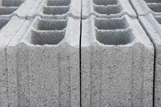 palete de blocos de concreto cinder, material de construção de formas de tijolos uniformizados cinzas. novidade para uso em canteiro de obras em israel. - cinder block - fotografias e filmes do acervo