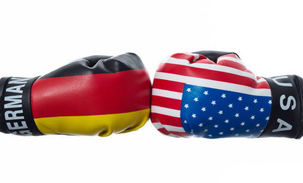 drapeau américain et drapeau allemand sur les gants de boxe - boxing glove battle business fighting photos et images de collection