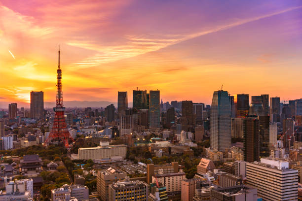 vista de pájaro de una hermosa puesta de sol de color rosa y naranja en la icónica torre de tokio sin logotipo. - tokyo prefecture skyline japan panoramic fotografías e imágenes de stock