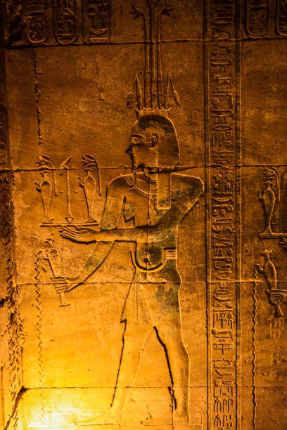 エジプト、エドフのエドフ神殿での幸せな象形文字 - polynesian artefacts ストックフォトと画像
