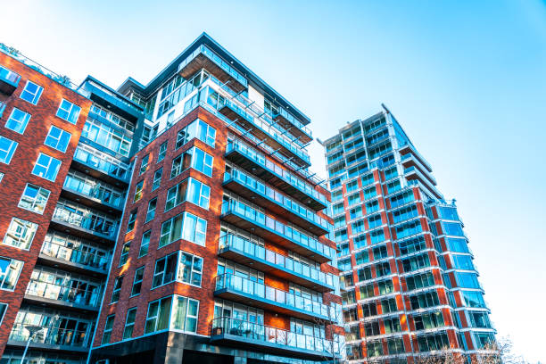 appartements avec balcons à battersea, londres - housing development apartment house outdoors photos et images de collection