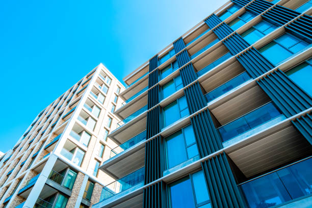 blocos de apartamentos riverside em battersea reach em londres - glass facade copy space skyscraper - fotografias e filmes do acervo