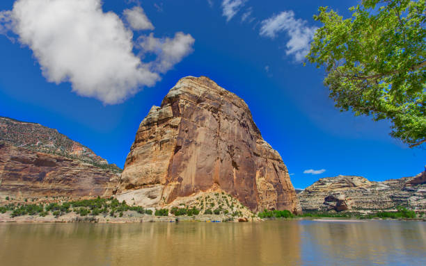 steamboat rock im dinosaur national monument - dinosaur national monument stock-fotos und bilder