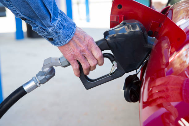 высокая стоимость бензина обусловлена инфляцией. - old men car oil стоковые фото и изображения