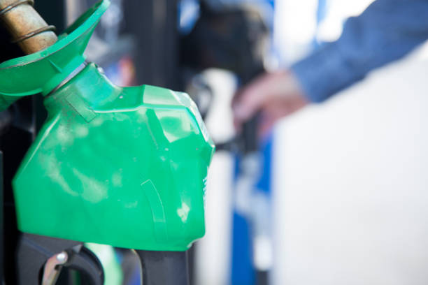 высокая стои�мость бензина обусловлена инфляцией. - old men car oil стоковые фото и изображения