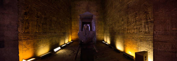 panorama słonecznej barki i naos nectanebo ii w sanktuarium w świątyni edfu w edfu, egipt - barque zdjęcia i obrazy z banku zdjęć