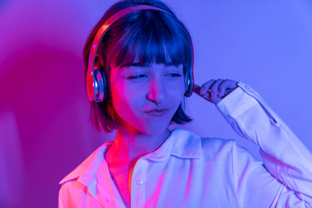 헤드폰으로 음악을 듣는 어린 소녀 - haute couture audio 뉴스 사진 이미지