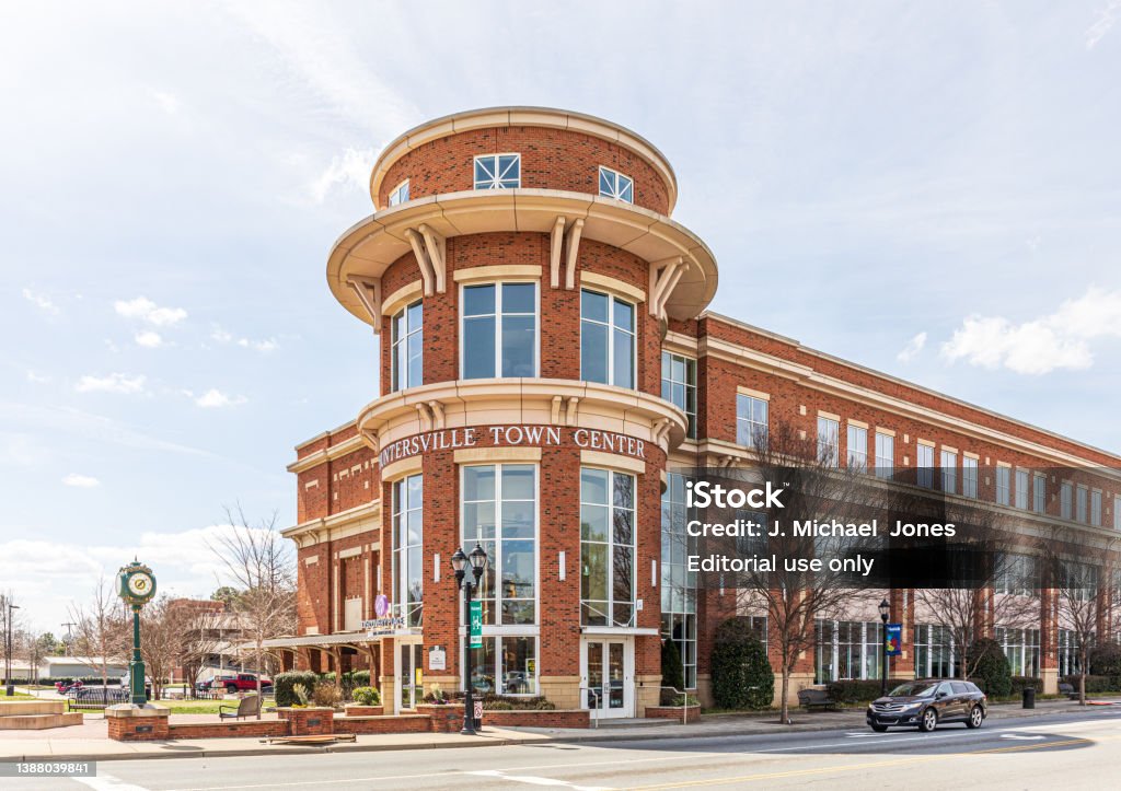 Town Center, Huntersville, NC Huntersville, NC, USA-22 March 2022:  The Town Center building, a mixed-use building including administrative offices for the town and interactive space for "Discovery Place Kids'. North Carolina - US State Stock Photo