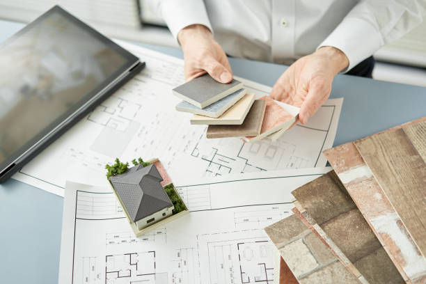 азиатский дизайнер интерьера думает о домашнем интерьере - home decorating interior designer blueprint planning стоковые фото и изображения