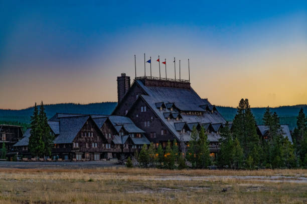 pousada fiel de 120 anos no parque nacional yellowstone ao anoitecer - reliability old old faithful famous place - fotografias e filmes do acervo