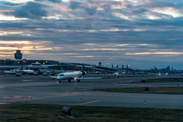 夕暮れ時のラガーディア空港 - air transport building ストックフォトと画像