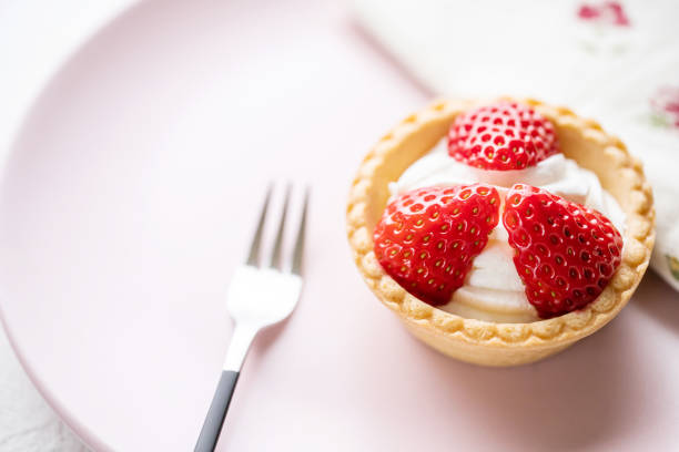 клубничные сладости - strawberry tart стоковые фото и изображения