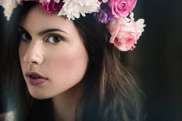 portrait d’une belle jeune femme portant une couronne de tête florale - goddess venus aphrodite caucasian photos et images de collection