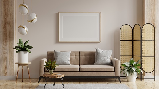 Maqueta del marco del póster en un fondo interior moderno con sofá y accesorios en la habitación. photo