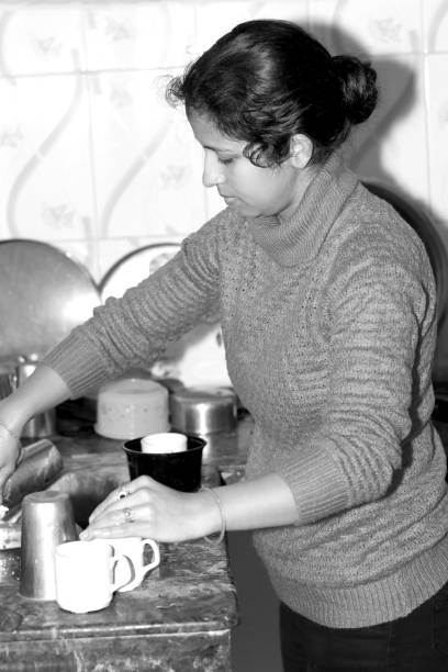 las mujeres lavan los platos en la cocina - cleaning domestic kitchen counter top housework fotografías e imágenes de stock