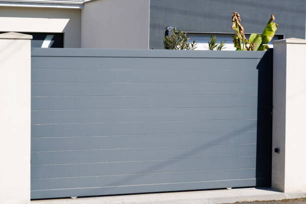 aluminium acier gris portail coulissant moderne de la porte de la maison de banlieue - garden fence audio photos et images de collection