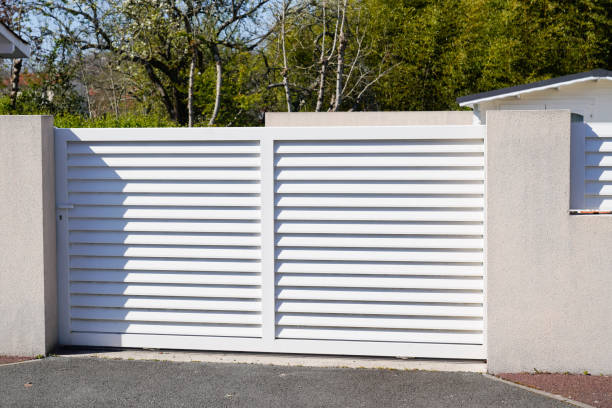 郊外の家の刃が付いている鋼鉄の白いスライドゲートのアルミニウムの門 - personal land vehicle audio ストックフォトと画像