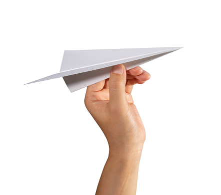 Mano sosteniendo el avión de papel aislado sobre fondo blanco. nueva innovación concepto y creatividad. photo