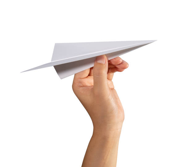 mano sosteniendo el avión de papel aislado sobre fondo blanco. nueva innovación concepto y creatividad. - avión de papel fotografías e imágenes de stock