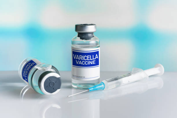 zwei fläschchen mit impfdosen gegen windpocken-varicella-viruserkrankung. impf- und gesundheitskonzept - zoster stock-fotos und bilder