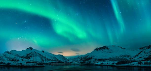 nordlicht über die berge auf den lofoten in norwegen - austvagoy stock-fotos und bilder