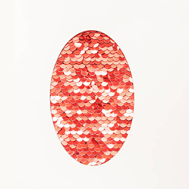 독특한 부활절 미니멀 컨셉. 흰색 배경이 떨어져 있는 붉은 스팽글 가역식 달걀로 만든 낙관적인 플랫 레이 어레인지. - easter elliptical format abstract still life 뉴스 사진 이미지