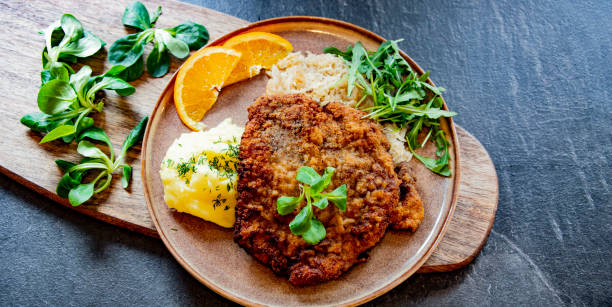 pork breaded cutlet coated with breadcrumbs with mashed potatoes - milanese imagens e fotografias de stock