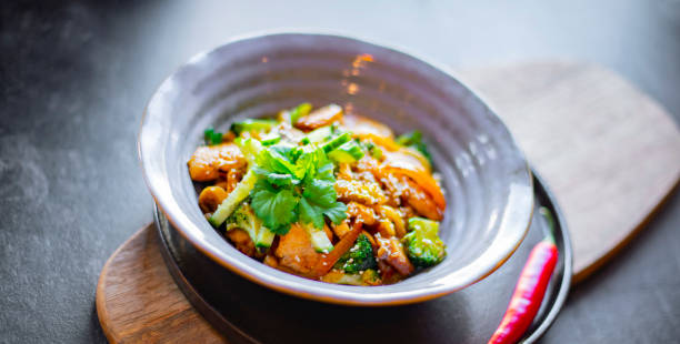 istock A bowl of udon with chicken and broccoli 1388149981