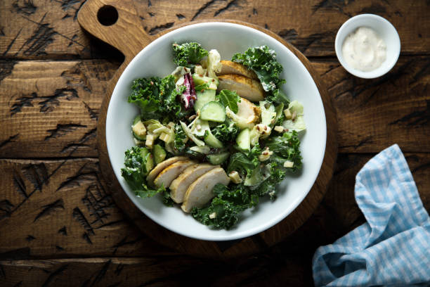 куриный салат - grilled chicken salad salad dressing food стоковые фото и изображения