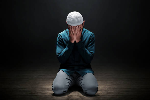 muslim man praying in the mosque - islam praying mosque ramadan imagens e fotografias de stock