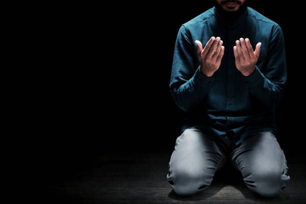 muslim man praying in the mosque - east asian ethnicity imagens e fotografias de stock