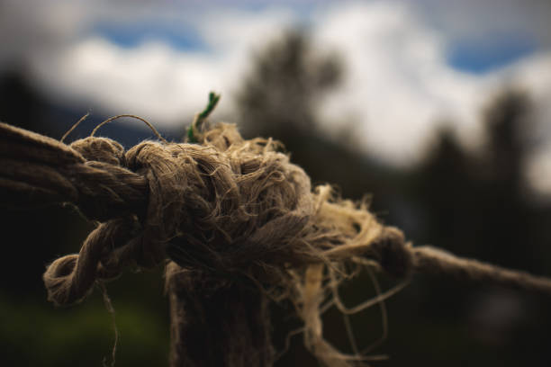 nœud de corde dure - rope frayed breaking tied knot photos et images de collection