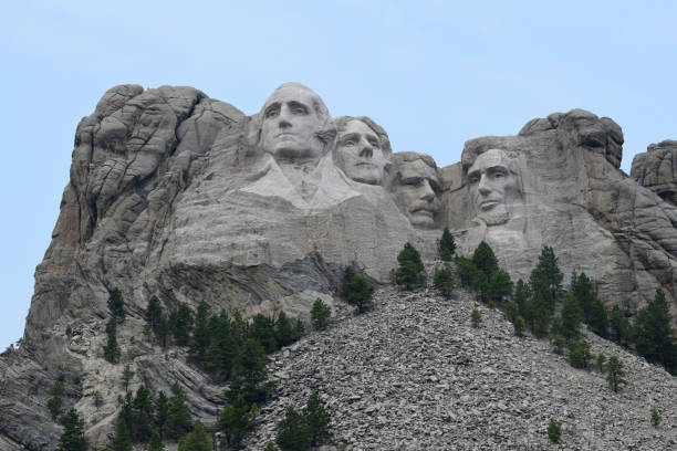 pomnik narodowy mount rushmore in the black hills of south dakota (waszyngton, jefferson, lincoln, roosevelt) - mt rushmore national monument south dakota president day zdjęcia i obrazy z banku zdjęć