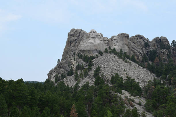 pomnik narodowy mount rushmore in the black hills of south dakota (waszyngton, jefferson, lincoln, roosevelt) - mt rushmore national monument south dakota president day zdjęcia i obrazy z banku zdjęć