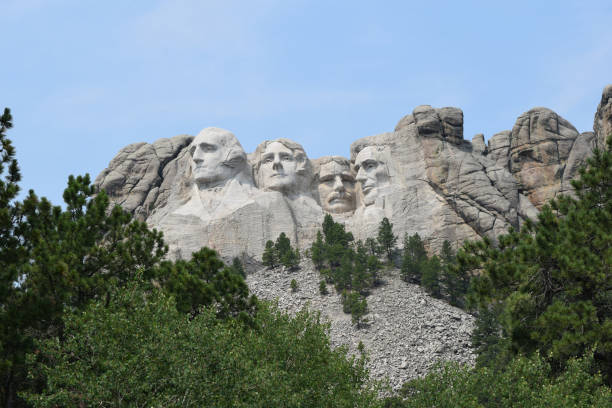 pomnik narodowy mount rushmore in the black hills of south dakota (waszyngton, jefferson, lincoln, roosevelt) - mt rushmore national monument south dakota president day zdjęcia i obrazy z banku zdjęć