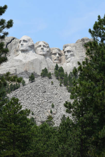 national monument memorial mount rushmore in the black hills of south dakota (washington, jefferson, lincoln, roosevelt) - mt rushmore national monument south dakota president day imagens e fotografias de stock