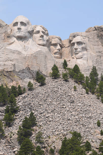 national monument memorial mount rushmore in the black hills of south dakota (washington, jefferson, lincoln, roosevelt) - mt rushmore national monument south dakota president day imagens e fotografias de stock