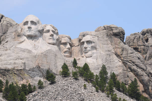 national monument memorial mount rushmore in the black hills of south dakota (washington, jefferson, lincoln, roosevelt) - mt rushmore national monument south dakota president day imagens e fotografias de stock