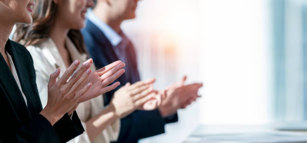 pessoas de negócios aplaudindo. grupo de empresários aplaudindo na fila. fundo do banner. - realização - fotografias e filmes do acervo