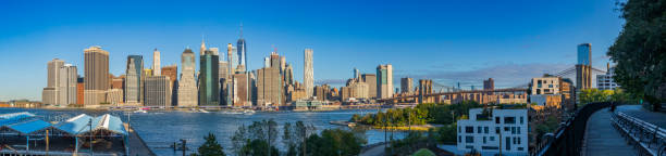 skyline de manhattan, nueva york. - new york city brooklyn new york state bridge fotografías e imágenes de stock