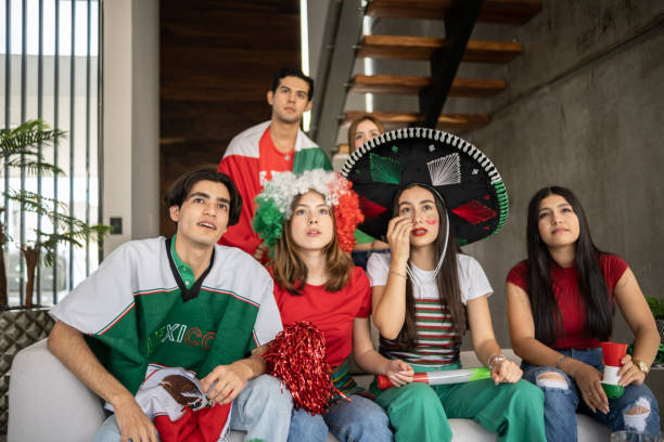 teenager latin friends watching the mexico soccer team playing at home - mexico team voetbal 個照片及圖片檔