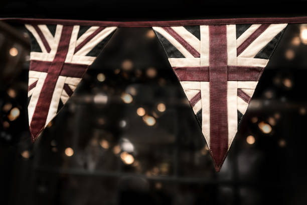 bunting union jack vintage délavé avec fond bokeh. idéal pour les célébrations du jubilé de platine. - british flag flag old fashioned retro revival photos et images de collection