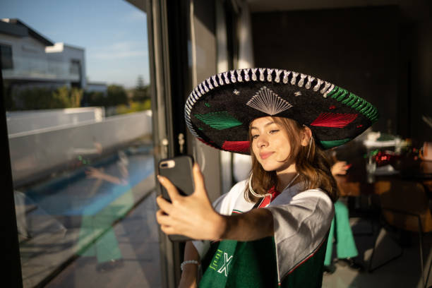 adolescente latina tirando uma selfie em casa - teenager smart phone young women teenagers only - fotografias e filmes do acervo