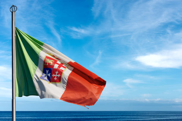 drapeau nautique italien sur le ciel bleu avec des nuages et un paysage marin - sea lion photos et images de collection