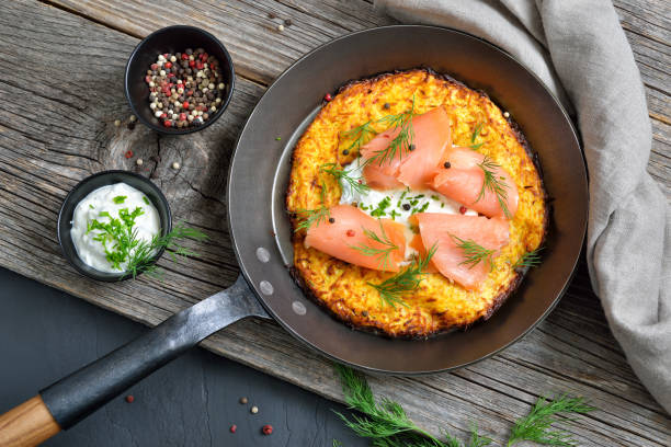 großer kartoffelpuffer mit lachs - hash brown stock-fotos und bilder