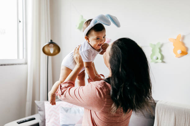 自宅でイースターを祝う母親と赤ちゃん - family room ストックフォトと画像