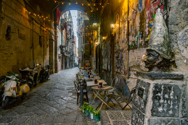 enge gassen des historischen zentrums, die traditionelle maske mit gesicht von pulcinella in der altstadt von neapel, kampanien, italien - naples stock-fotos und bilder